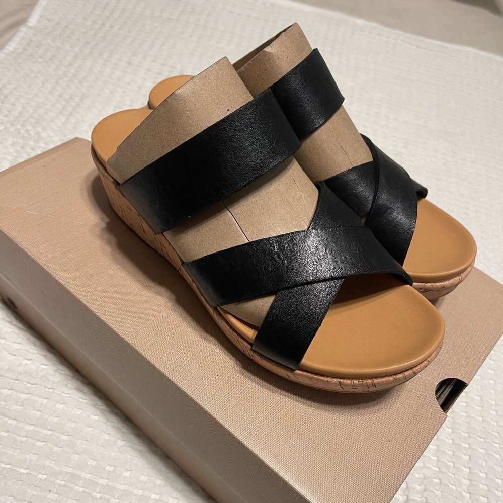 Kork-ease camellia in black